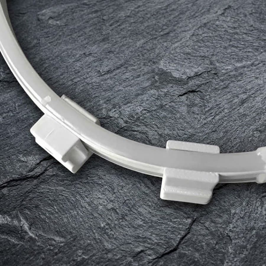 Deux clips blancs fixés sur une bande LED néon flexible incurvée