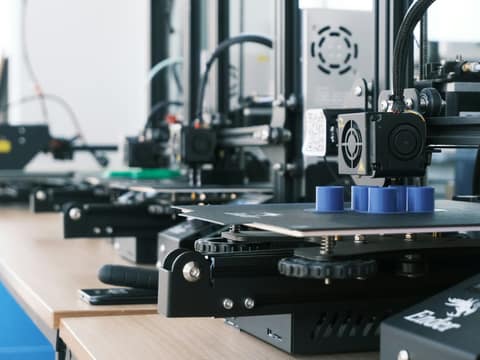 Plusieurs imprimantes 3D de l'atelier côte à côte