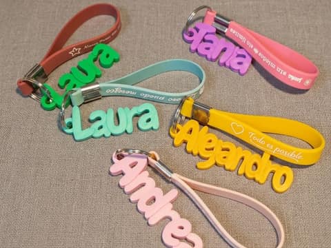 Porte-clés colorés gravés de prénoms