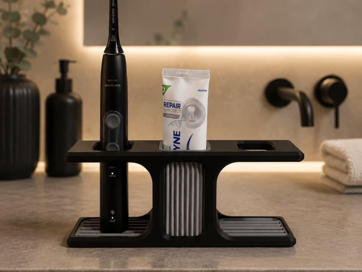 Porte-brosses à dents de style japandi posé sur un meuble de salle de bain