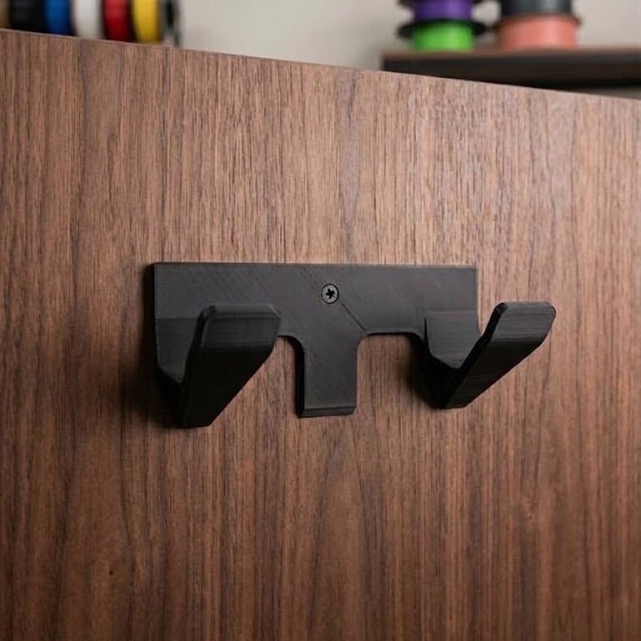 Support mural noir, compatible LEGO® Technic, vissé sur un meuble en bois
